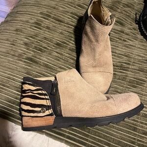 Sorel women’s Tan and Black Ankle Boots
